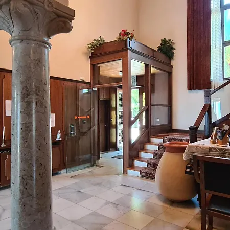 Heritage - 1st Row To The Sea Bed & Breakfast Icici